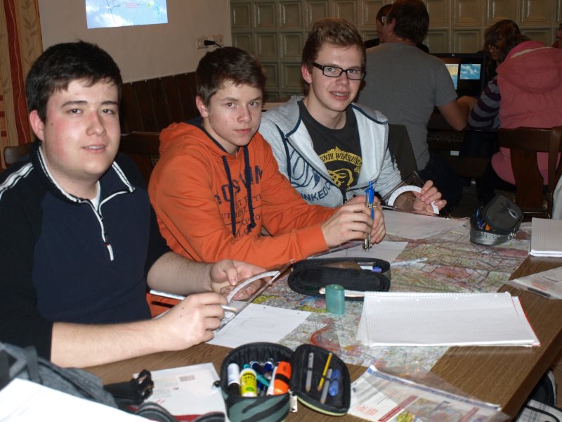 Philipp Heinkel (links), Dennis Dost (Mitte) und Marek Schiller (rechts) mit Kursdreieck und Zirkel beim Berechnen von Winddreiecken. 01-13 Unterricht